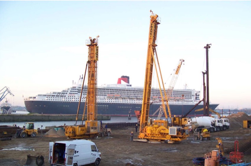 Свайные установки FRANKI в порту Гамбурга, на фоне Queen Mary 2